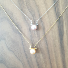 Load image into Gallery viewer, Freshwater pearl set in reindeer pendant necklace (Gold)