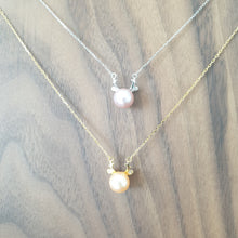 Load image into Gallery viewer, Freshwater pearl set in reindeer pendant necklace (Silver)