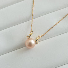 Load image into Gallery viewer, Freshwater pearl set in reindeer pendant necklace (Gold)