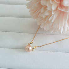 Load image into Gallery viewer, Freshwater pearl set in reindeer pendant necklace (Gold)