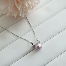 Load image into Gallery viewer, Freshwater pearl set in reindeer pendant necklace (Silver)