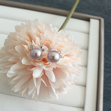 Load image into Gallery viewer, Freshwater pearl set in reindeer studs (Silver)