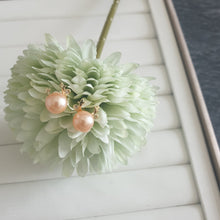 Load image into Gallery viewer, Freshwater pearl set in reindeer studs (Gold)