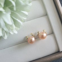 Load image into Gallery viewer, Freshwater pearl set in reindeer studs (Gold)