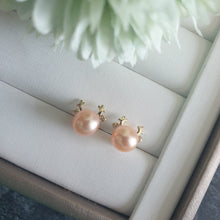Load image into Gallery viewer, Freshwater pearl set in reindeer studs (Gold)