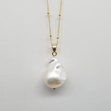 Load image into Gallery viewer, White lustrous baroque pearl pendant