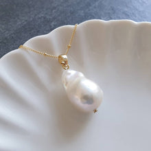 Load image into Gallery viewer, White lustrous baroque pearl pendant