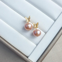 Load image into Gallery viewer, Textured butterfly earstuds with Pink Edison pearls (Gold)