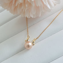 Load image into Gallery viewer, Freshwater pearl set in reindeer pendant necklace (Gold)
