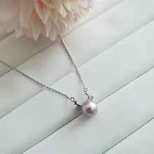 Load image into Gallery viewer, Freshwater pearl set in reindeer pendant necklace (Silver)
