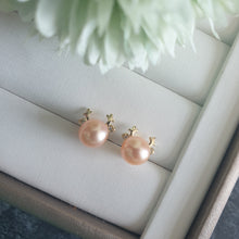 Load image into Gallery viewer, Freshwater pearl set in reindeer studs (Gold)

