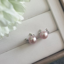 Load image into Gallery viewer, Freshwater pearl set in reindeer studs (Silver)

