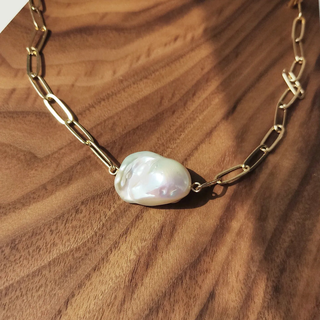 White lustrous baroque pearl with chunky chain necklace