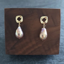 Load image into Gallery viewer, Freshwater pearl drops set with square weaving style earposts
